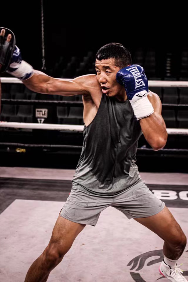 中国拳手孟繁龙周末打擂拿下胜利就能挑战拳王金腰带