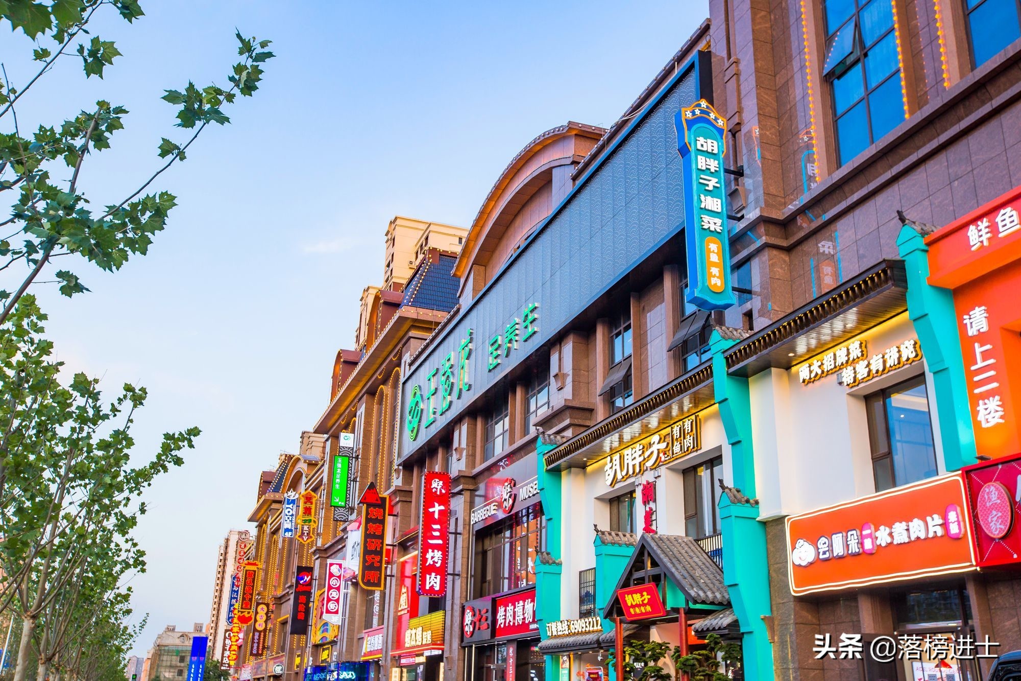 石家庄有一座以足球为主题的网红街区夜色如画很多网红来打卡