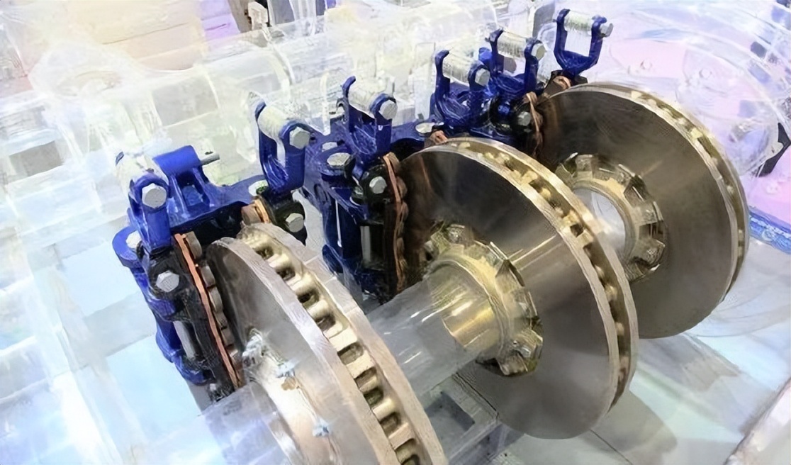 图为列车制动盘在国外第三方和国内实验室的测试下,中国国产高速列车