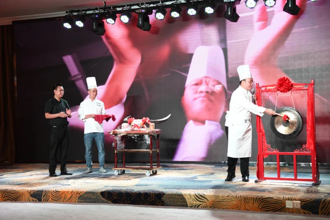 仪式,现场嘉宾和观看直播的网友在仪式感满满的上菜秀表演中大饱眼福