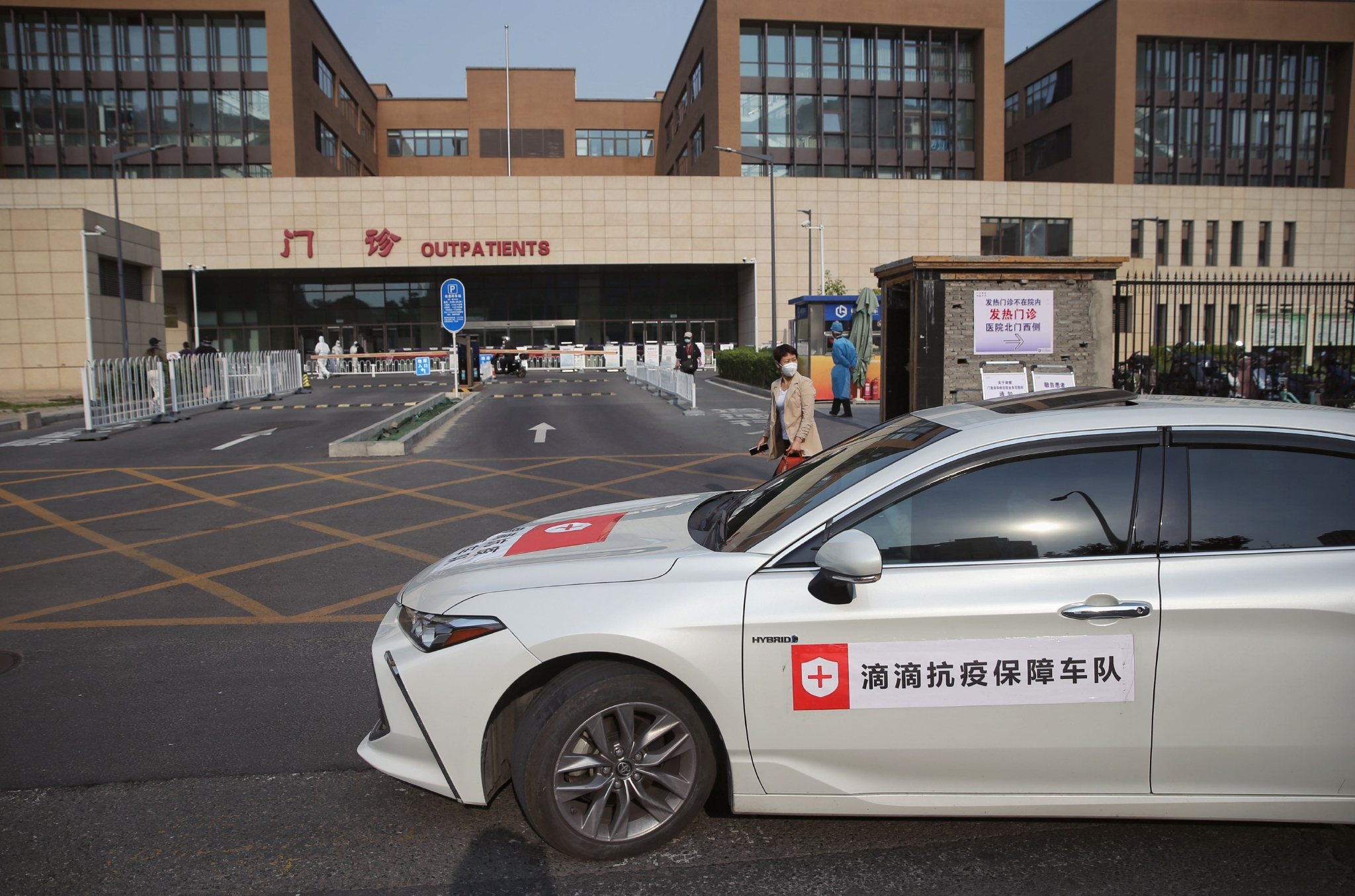 垂杨柳医院东门，医护人员乘坐保障车队的车抵达医院。新京报记者 薛珺 摄