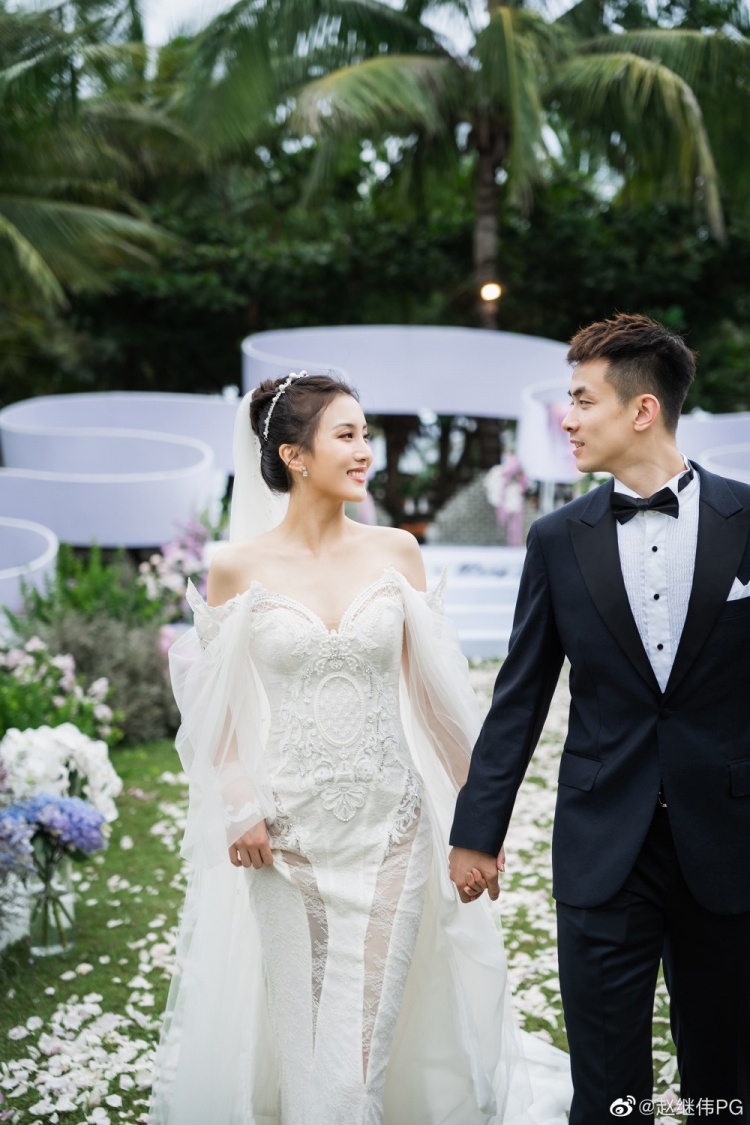 新婚快乐赵继伟和妻子发博晒婚礼现场照感谢大家