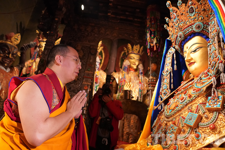 班禅在大昭寺朝拜礼佛祈愿国泰民安人类远离疫情