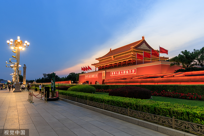 北京日落红霞映照天安门华灯初上景观雄伟壮丽