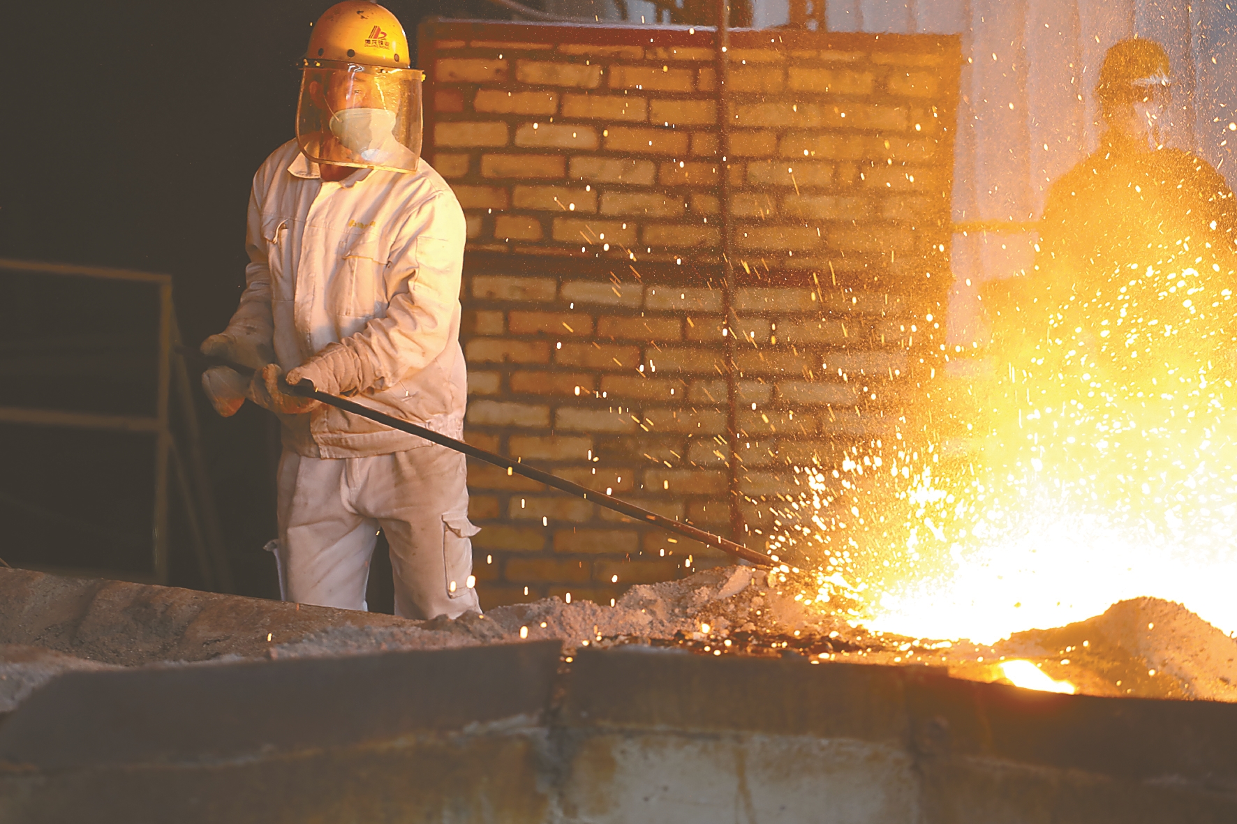 工人正在进行镍铁合金冶炼材料处理作业|镍铁|江苏省|德龙_新浪新闻