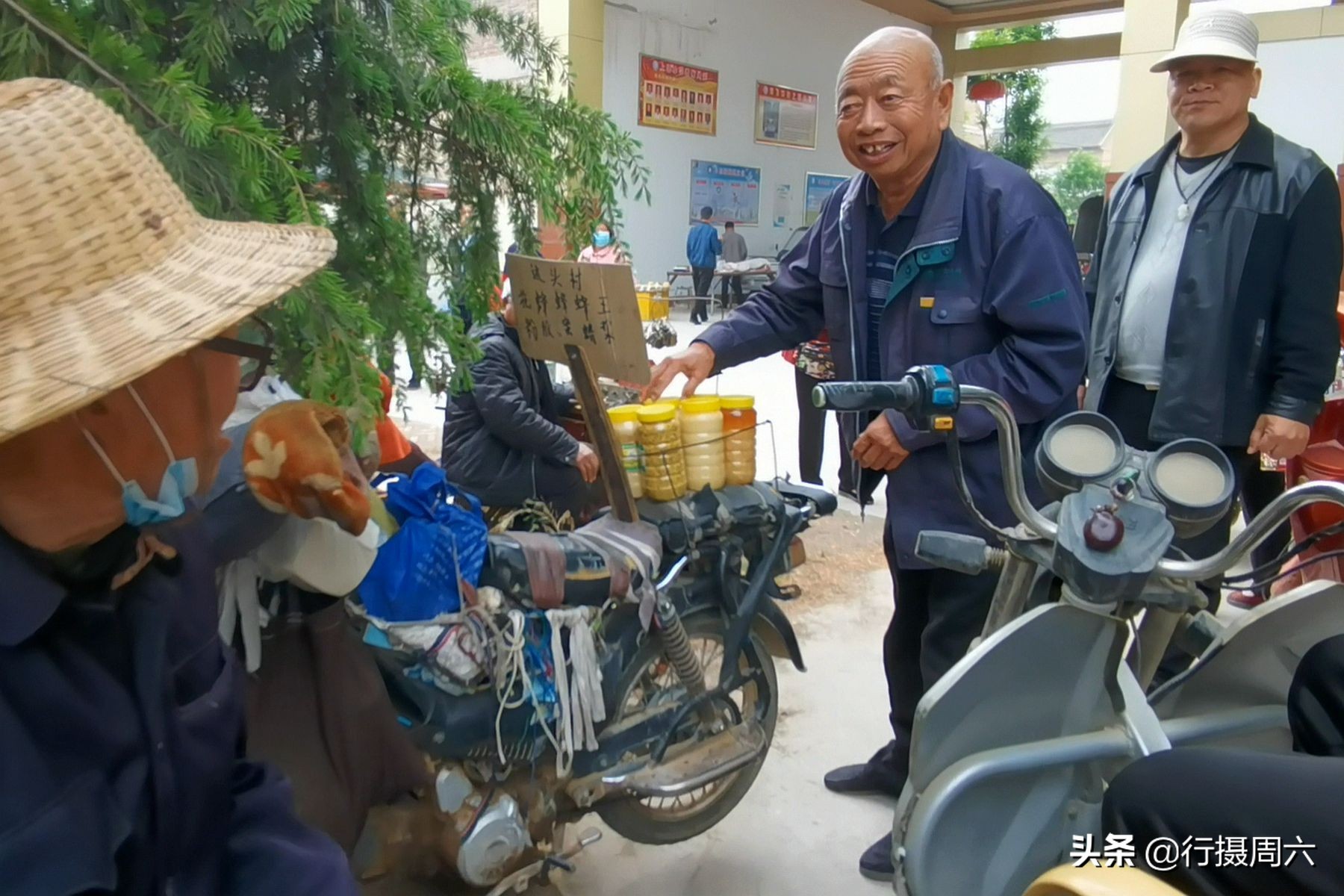 接着李大爷又为我们特意介绍了真假蜂蜜的鉴定方法,他说一样喝过蜂蜜