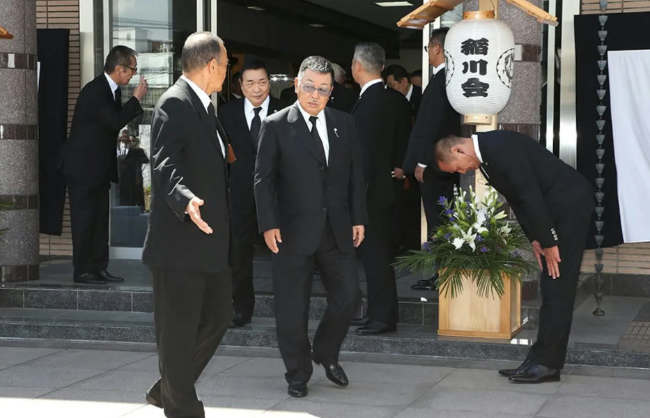 正因为一般住吉会是不会向平民收取保护费的,而成员川又孝之偏偏踩了