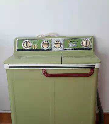 日子似流水,在上个世纪八十年代,洗衣机在市面上出现了,那时我家人口