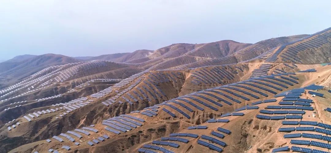 中央媒体看甘肃光伏铺就光明路甘肃十四五首个大型地面光伏电站全容量