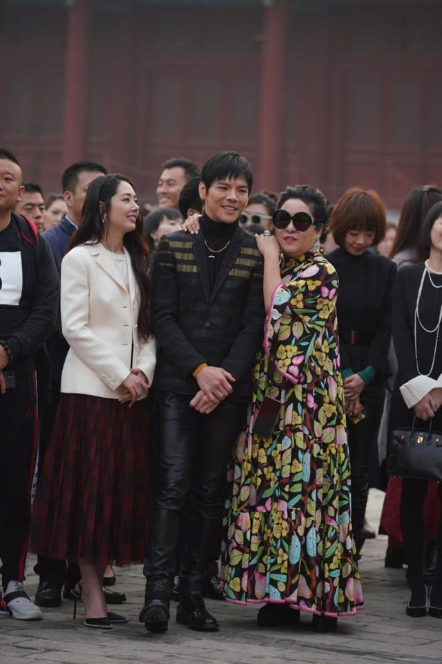 向太有了孙子照样宠孙女520高调晒孙女，穿粉裤继承奶奶美貌超萌休闲区蓝鸢梦想 - Www.slyday.coM