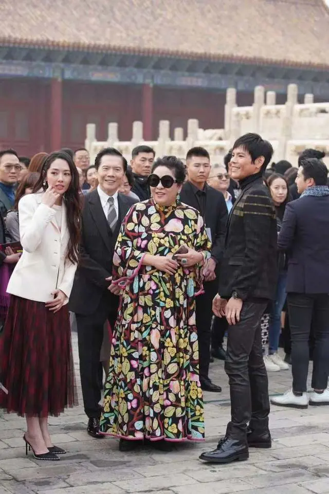 向太有了孙子照样宠孙女520高调晒孙女，穿粉裤继承奶奶美貌超萌休闲区蓝鸢梦想 - Www.slyday.coM