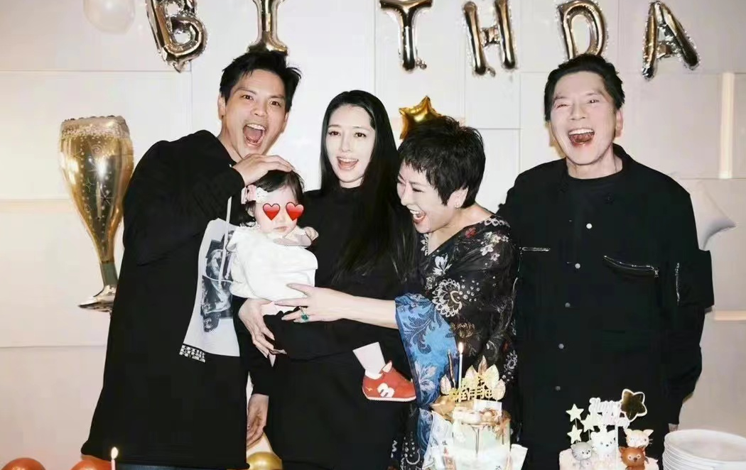 向太有了孙子照样宠孙女520高调晒孙女，穿粉裤继承奶奶美貌超萌休闲区蓝鸢梦想 - Www.slyday.coM