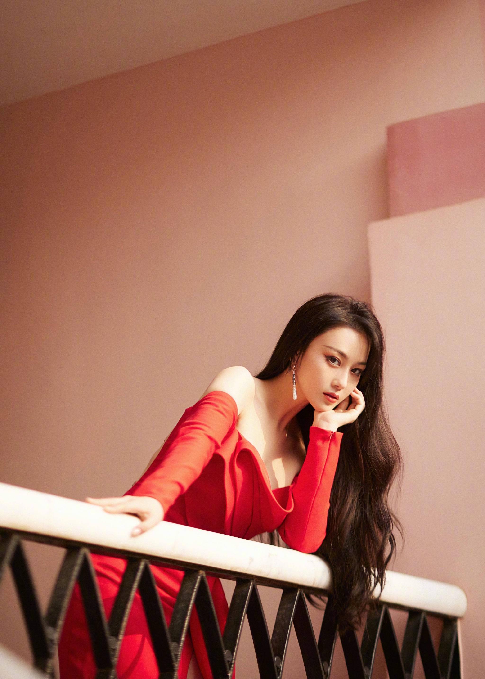 张馨予经典长发造型回归美死个银儿啊