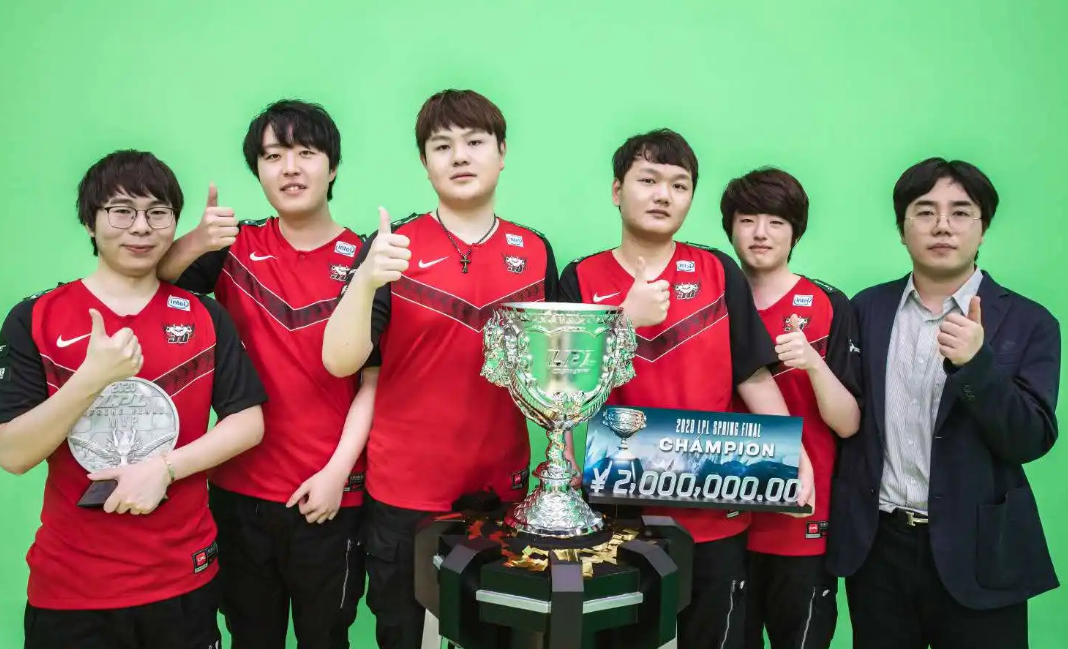 2020赛季,应该是jdg目前队史中最为高光的一个赛季,在homme成功"激活"