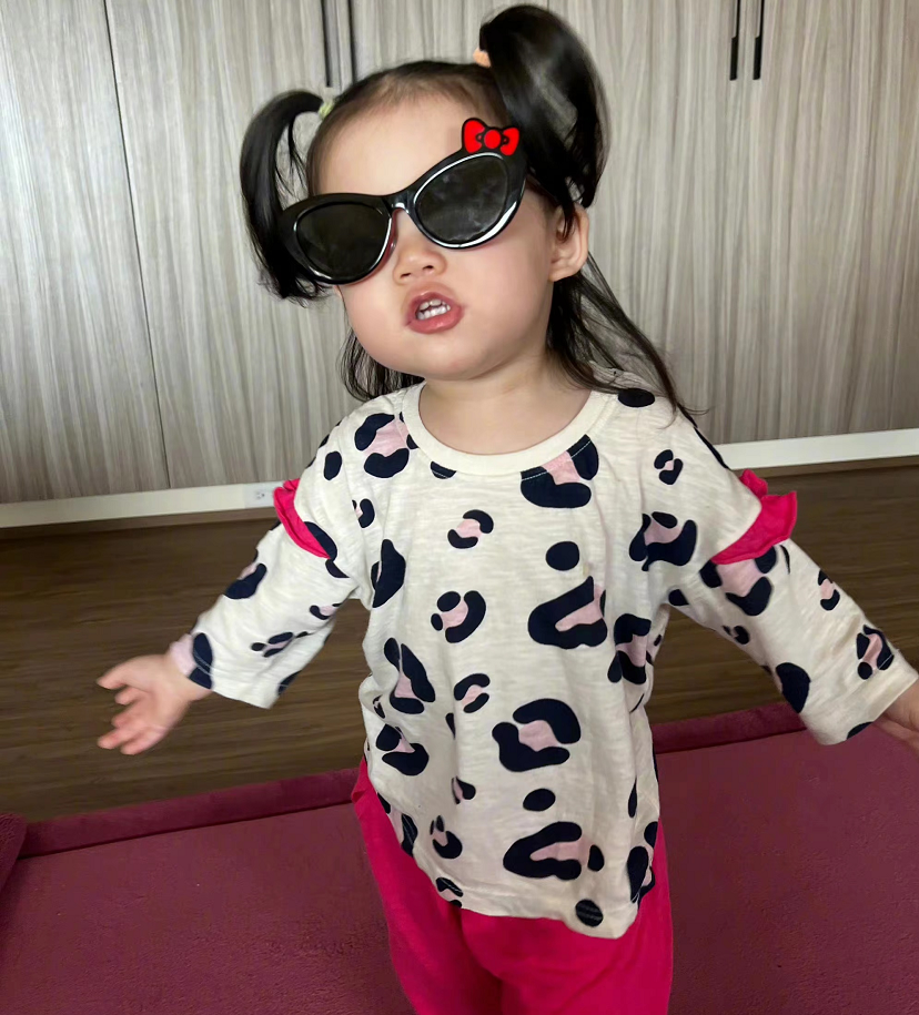 向太有了孙子照样宠孙女520高调晒孙女，穿粉裤继承奶奶美貌超萌休闲区蓝鸢梦想 - Www.slyday.coM