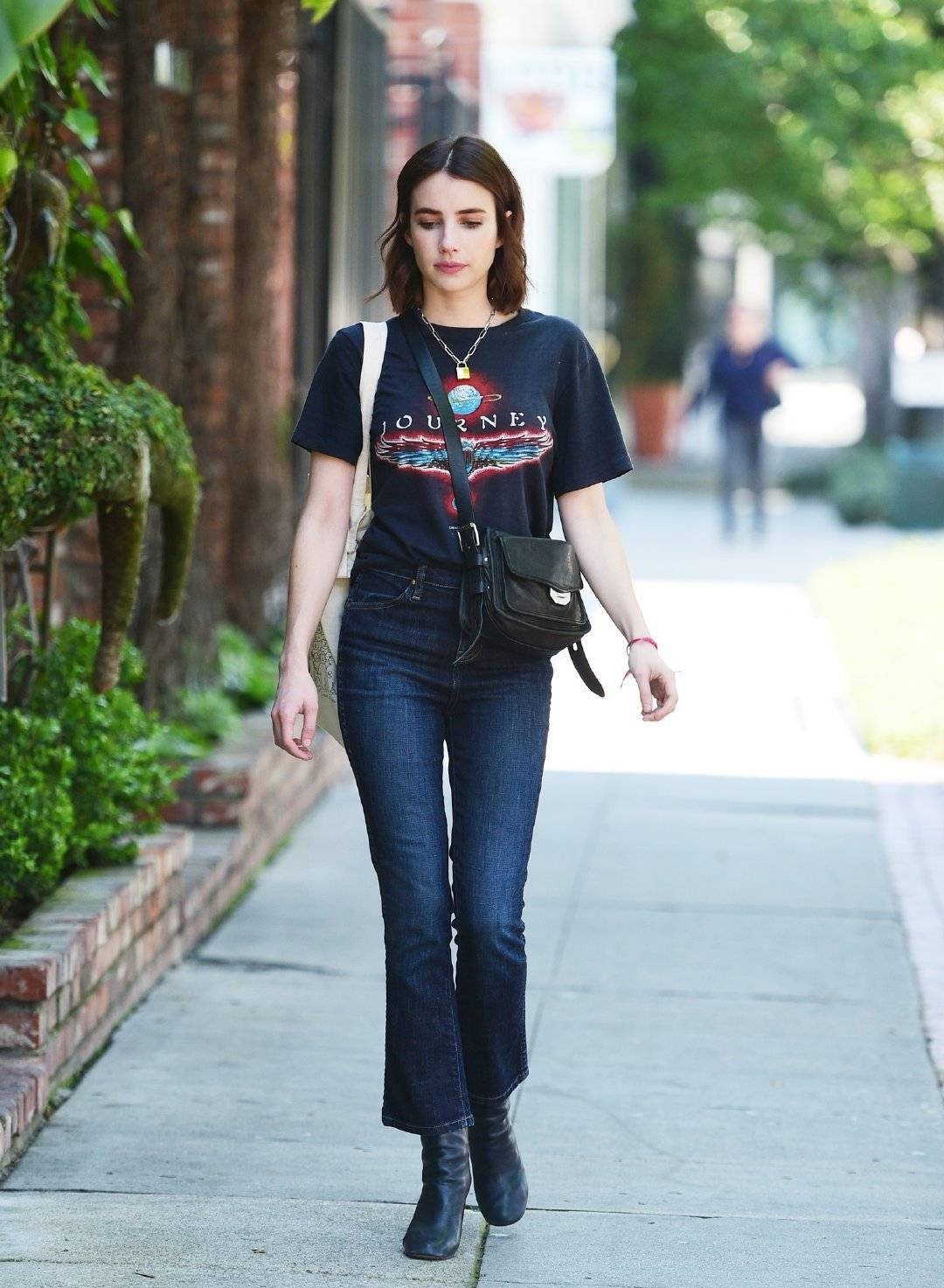 艾玛罗伯茨穿衣真有分寸感私服穿搭从不逾越雷池美的高级纯粹