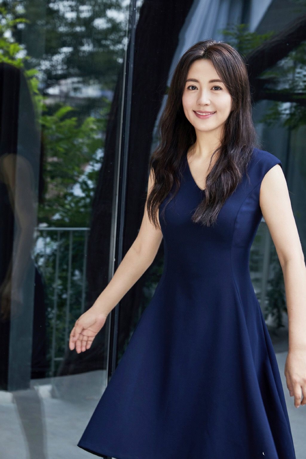 杨童舒真不显老,穿连衣裙脸上无皱纹美得很自然,看着不像47岁|杨童舒|