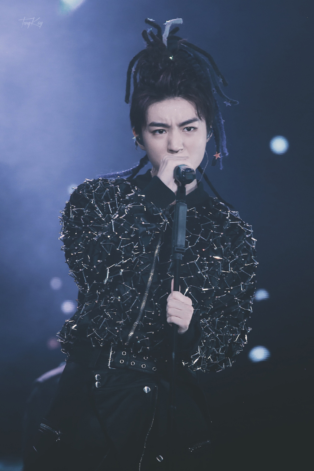 王俊凯立麦杀舞台合集:全开麦live现场往舞台上一站就撩人于无形