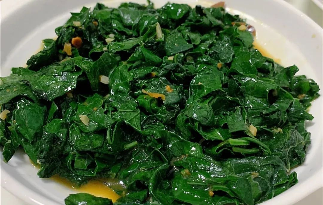 准备食材:长豆角叶,葱头,食盐,鸡精,食用油具体做法:1.