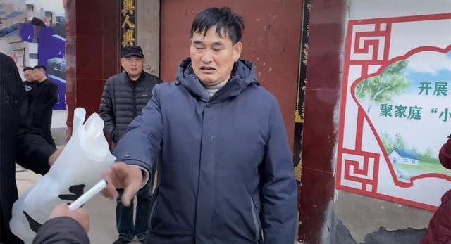 大衣哥儿媳陈萌人设反转？被曝二婚带娃，网友：难怪看得上朱小伟休闲区蓝鸢梦想 - Www.slyday.coM