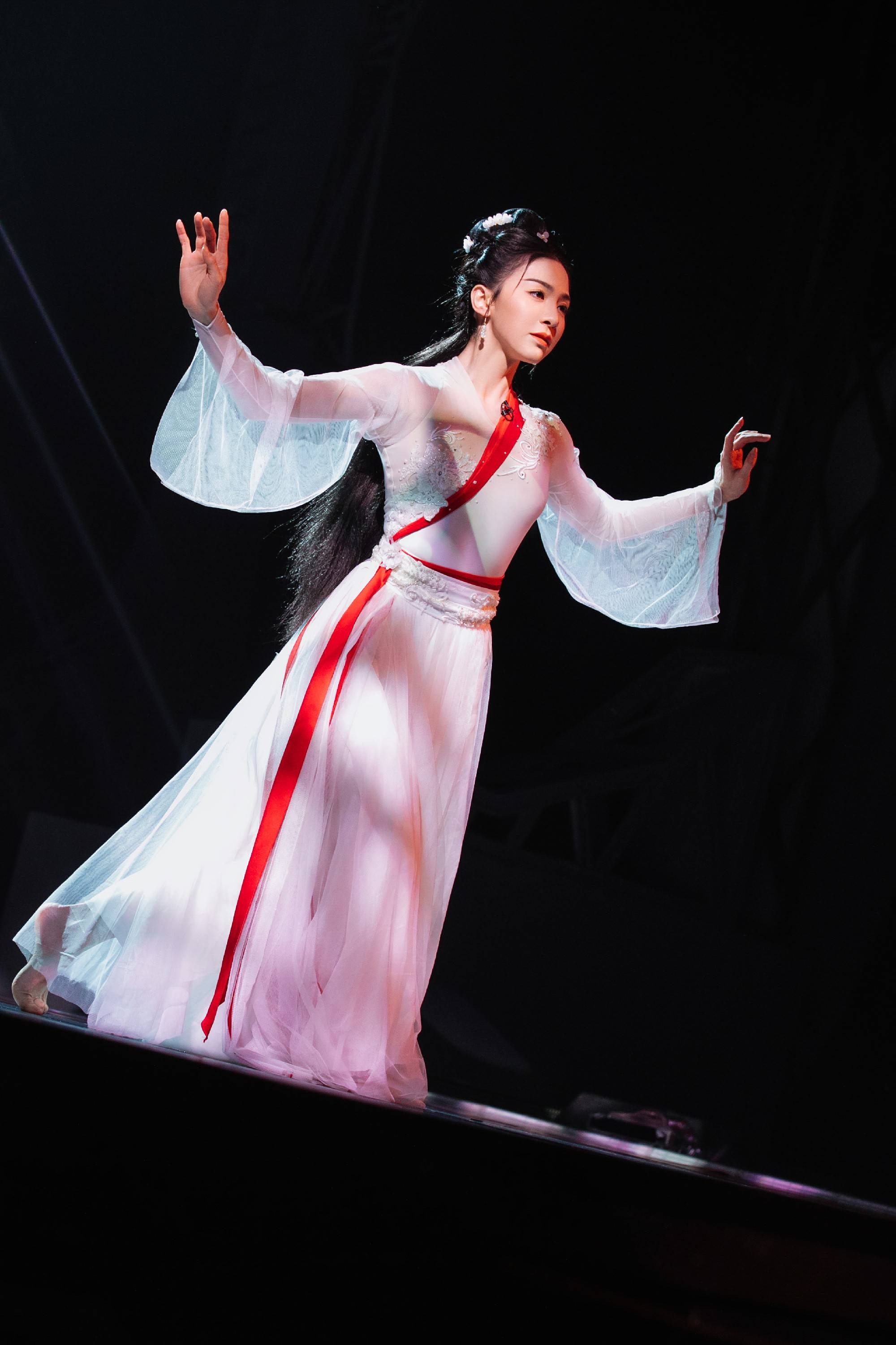 唐诗逸乘风破浪首秀一生所爱浪漫出圈