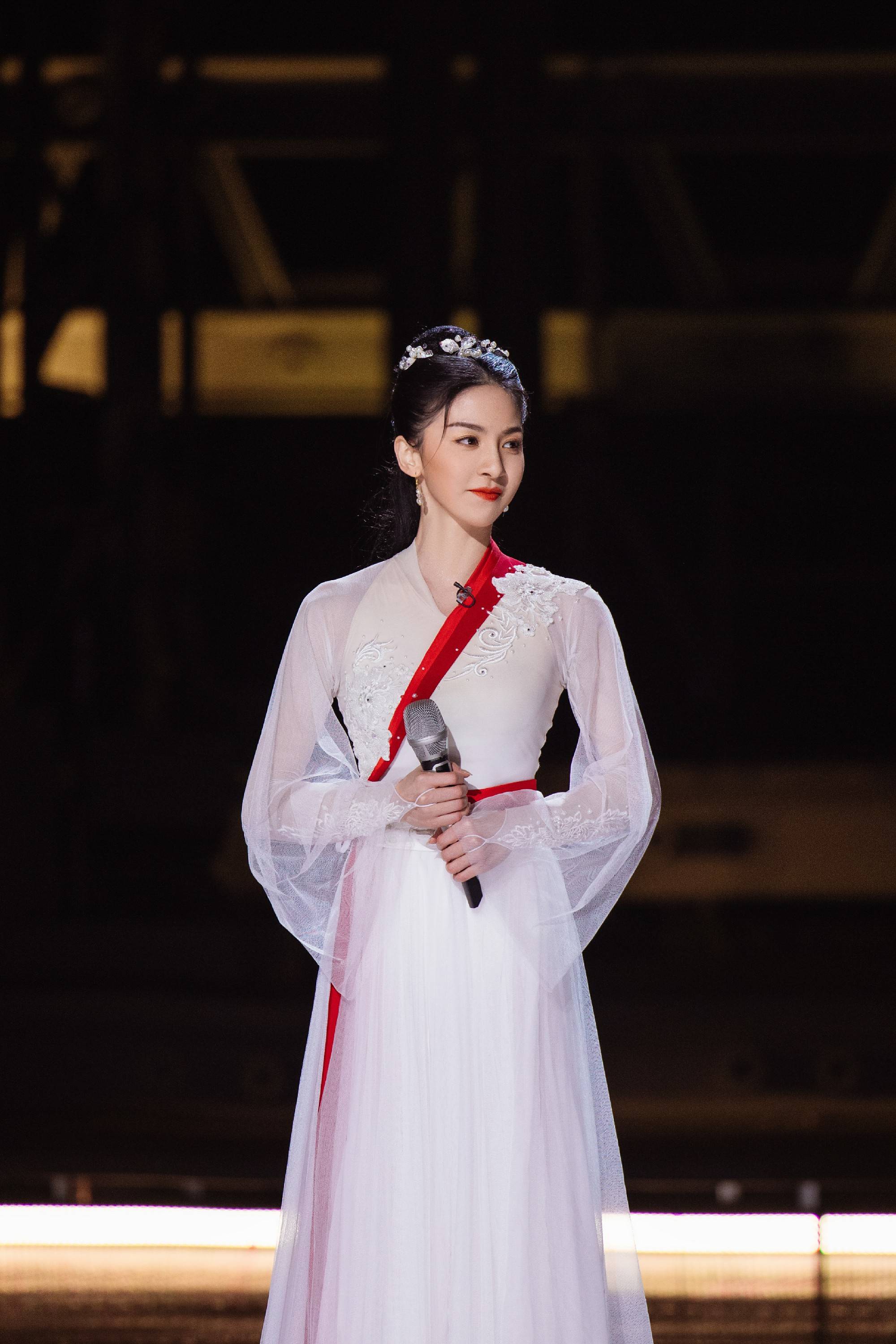 唐诗逸乘风破浪首秀一生所爱浪漫出圈