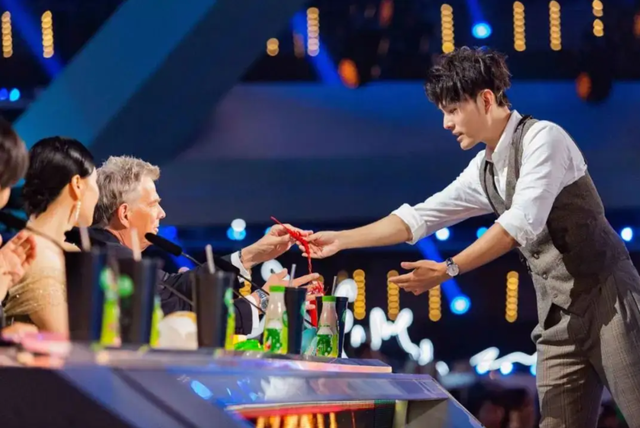 春晚魔术师邓男子化身金牌推荐官无限视界看你想看