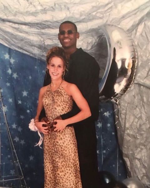 勒布朗·詹姆斯17岁儿子华丽亮相舞会，因舞伴是白人女孩，遭抨击休闲区蓝鸢梦想 - Www.slyday.coM