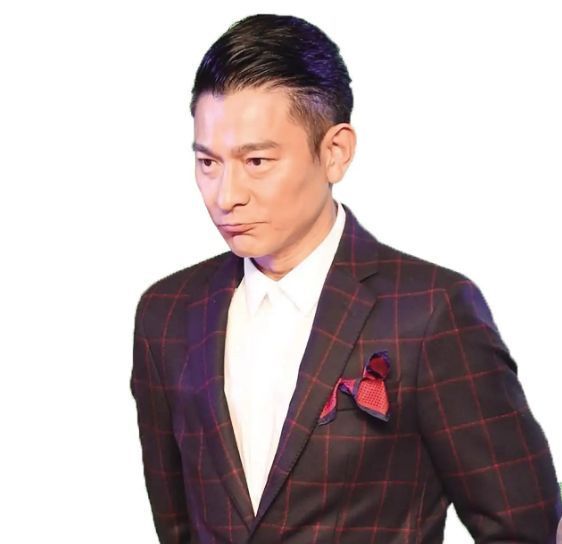 山顶偶遇刘德华拍广告穿西装被赞帅气精神硬朗看不出年龄