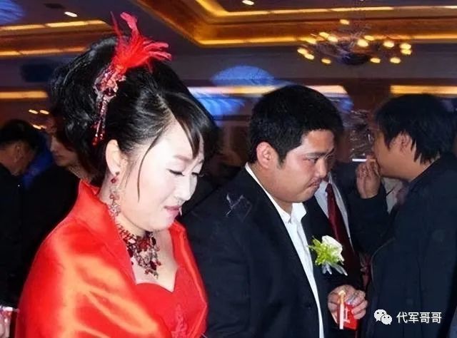 这一天很快就到了,女儿赵玉芳结婚了,在婚礼现场,葛淑珍站在女儿身边
