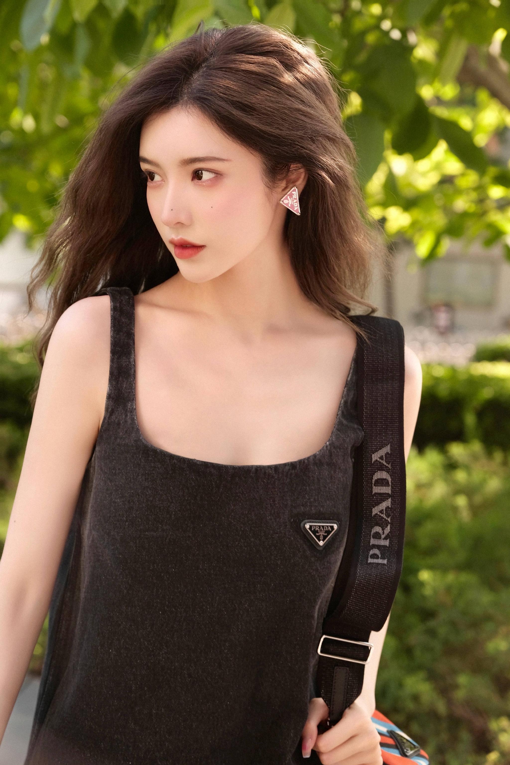 戴燕妮夏日清爽写真牛仔裙look温柔又迷人