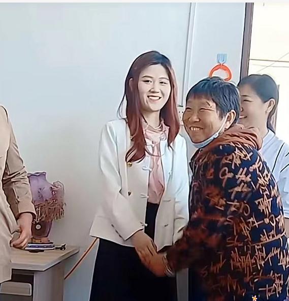 大衣哥儿媳陈萌人设反转？被曝二婚带娃，网友：难怪看得上朱小伟休闲区蓝鸢梦想 - Www.slyday.coM