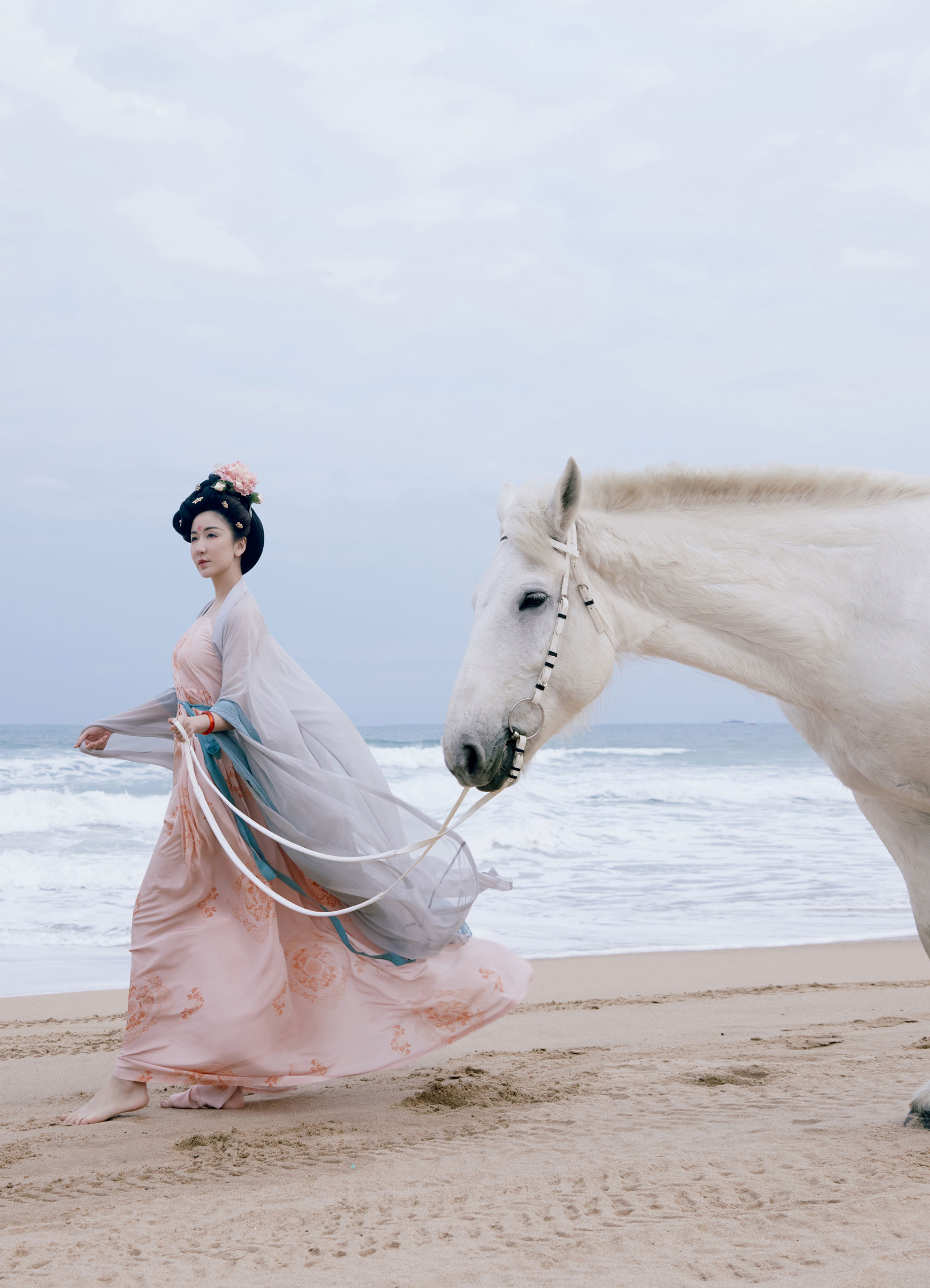 娄艺潇海边汉服大片曝光鲜衣怒马灵气十足