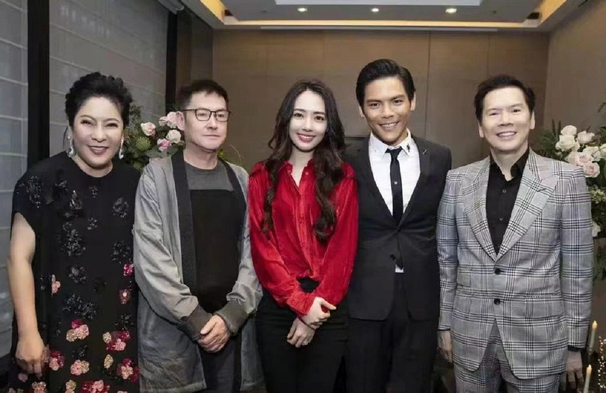 向太有了孙子照样宠孙女520高调晒孙女，穿粉裤继承奶奶美貌超萌休闲区蓝鸢梦想 - Www.slyday.coM