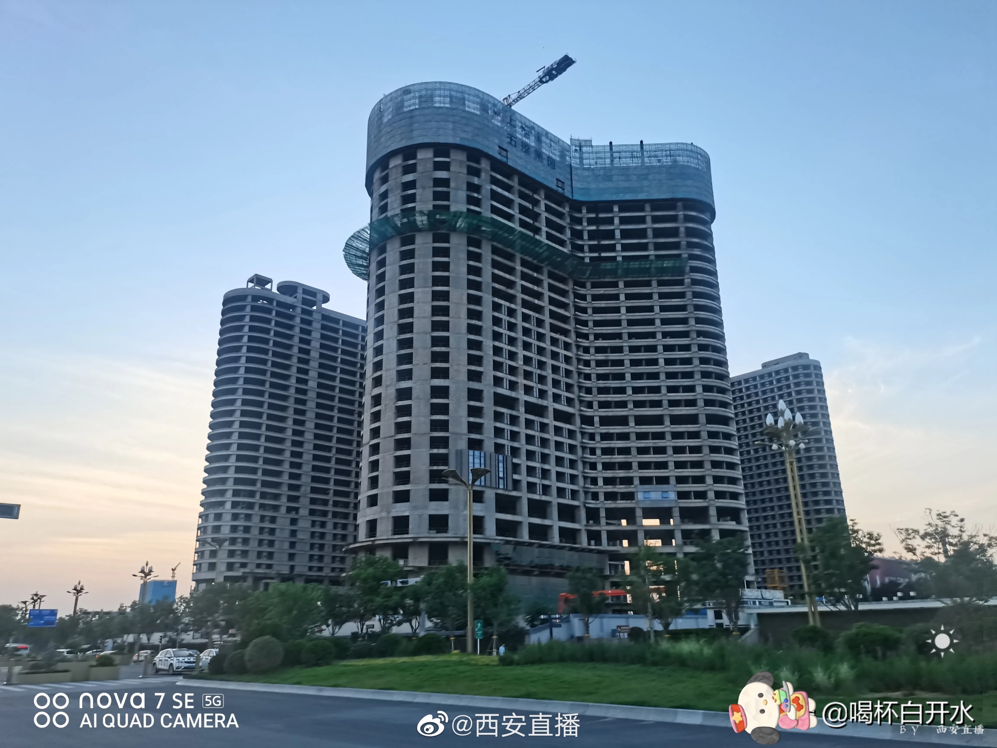 网友 喝杯白开水 吐槽：西安北客站门口最大的烂尾楼已停工几年……休闲区蓝鸢梦想 - Www.slyday.coM