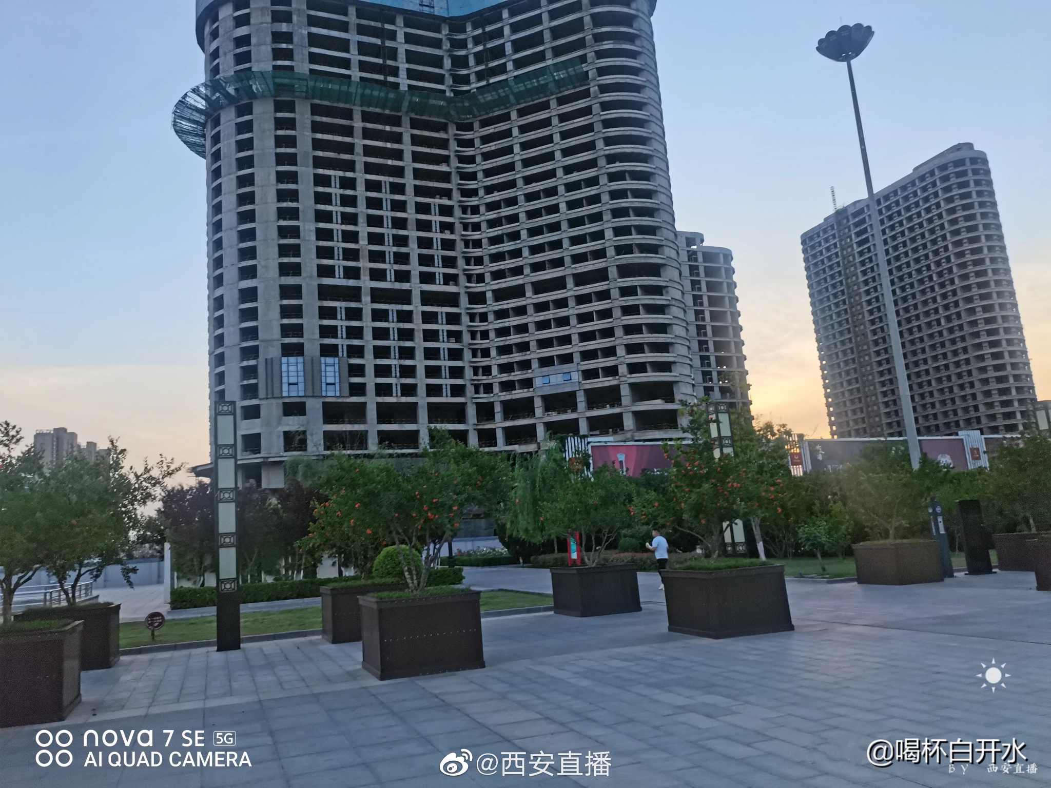 网友 喝杯白开水 吐槽：西安北客站门口最大的烂尾楼已停工几年……休闲区蓝鸢梦想 - Www.slyday.coM