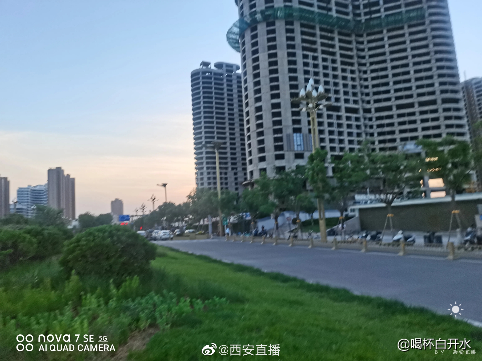 网友 喝杯白开水 吐槽：西安北客站门口最大的烂尾楼已停工几年……休闲区蓝鸢梦想 - Www.slyday.coM