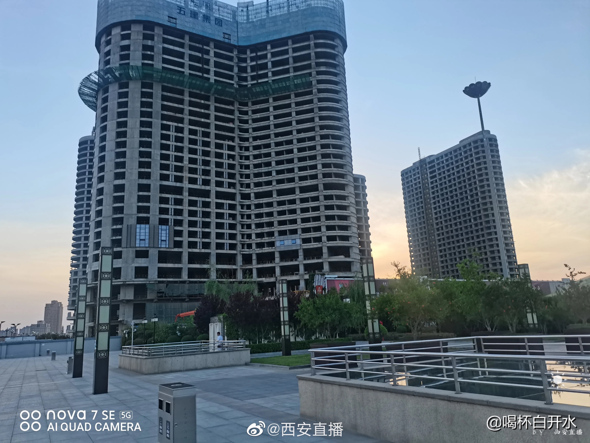 网友 喝杯白开水 吐槽：西安北客站门口最大的烂尾楼已停工几年……休闲区蓝鸢梦想 - Www.slyday.coM