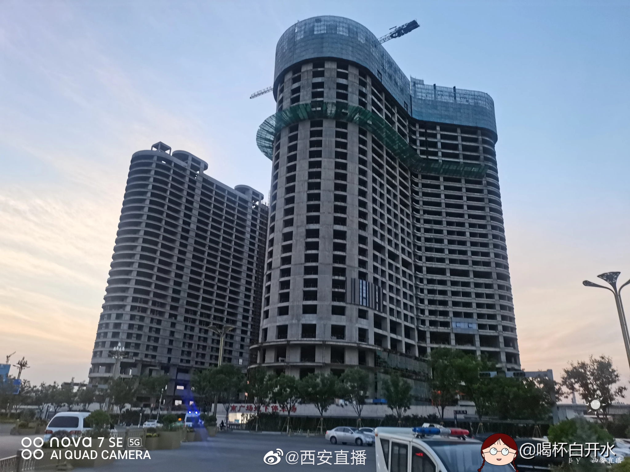 网友 喝杯白开水 吐槽：西安北客站门口最大的烂尾楼已停工几年……休闲区蓝鸢梦想 - Www.slyday.coM
