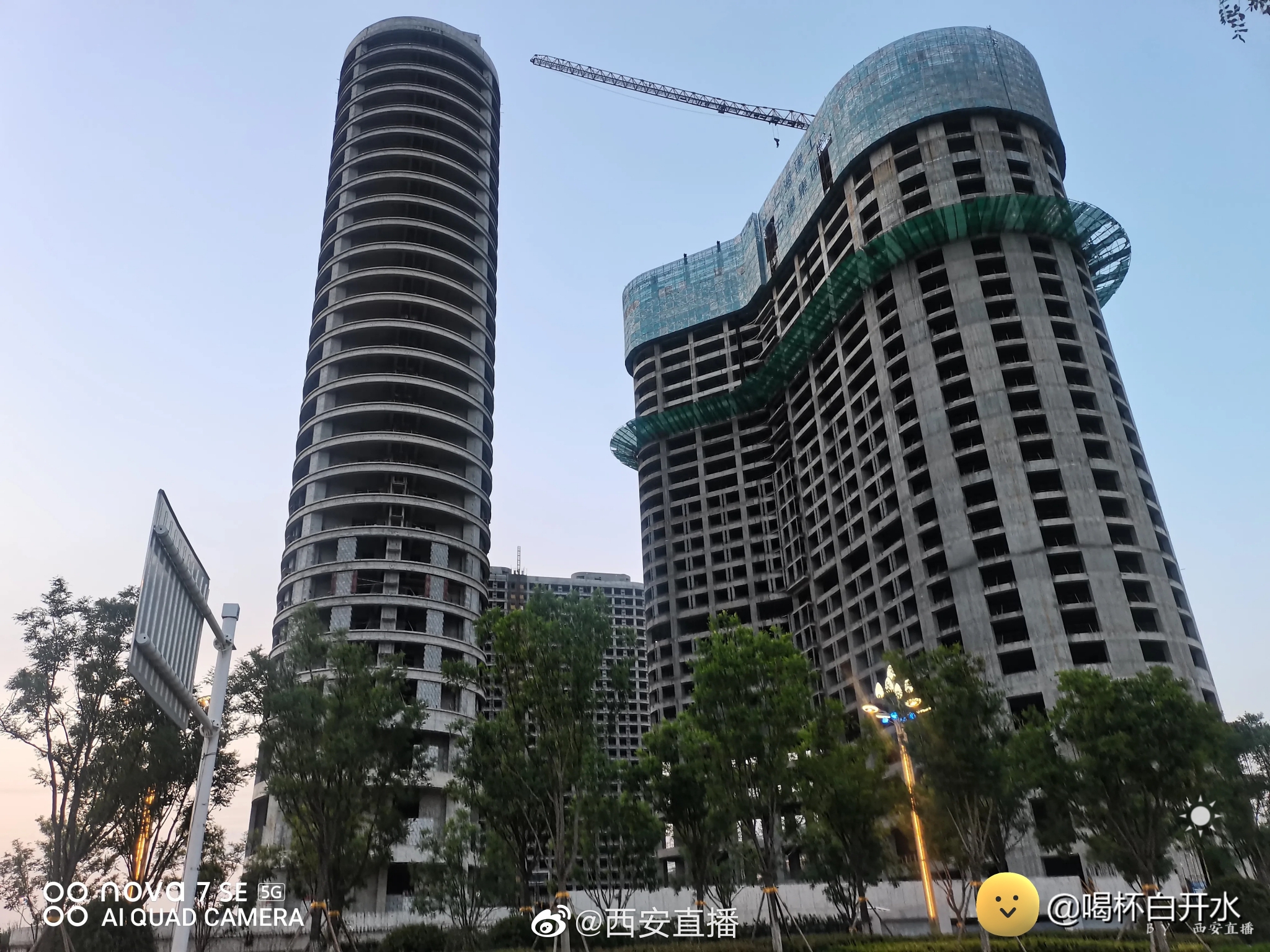 网友 喝杯白开水 吐槽：西安北客站门口最大的烂尾楼已停工几年……休闲区蓝鸢梦想 - Www.slyday.coM