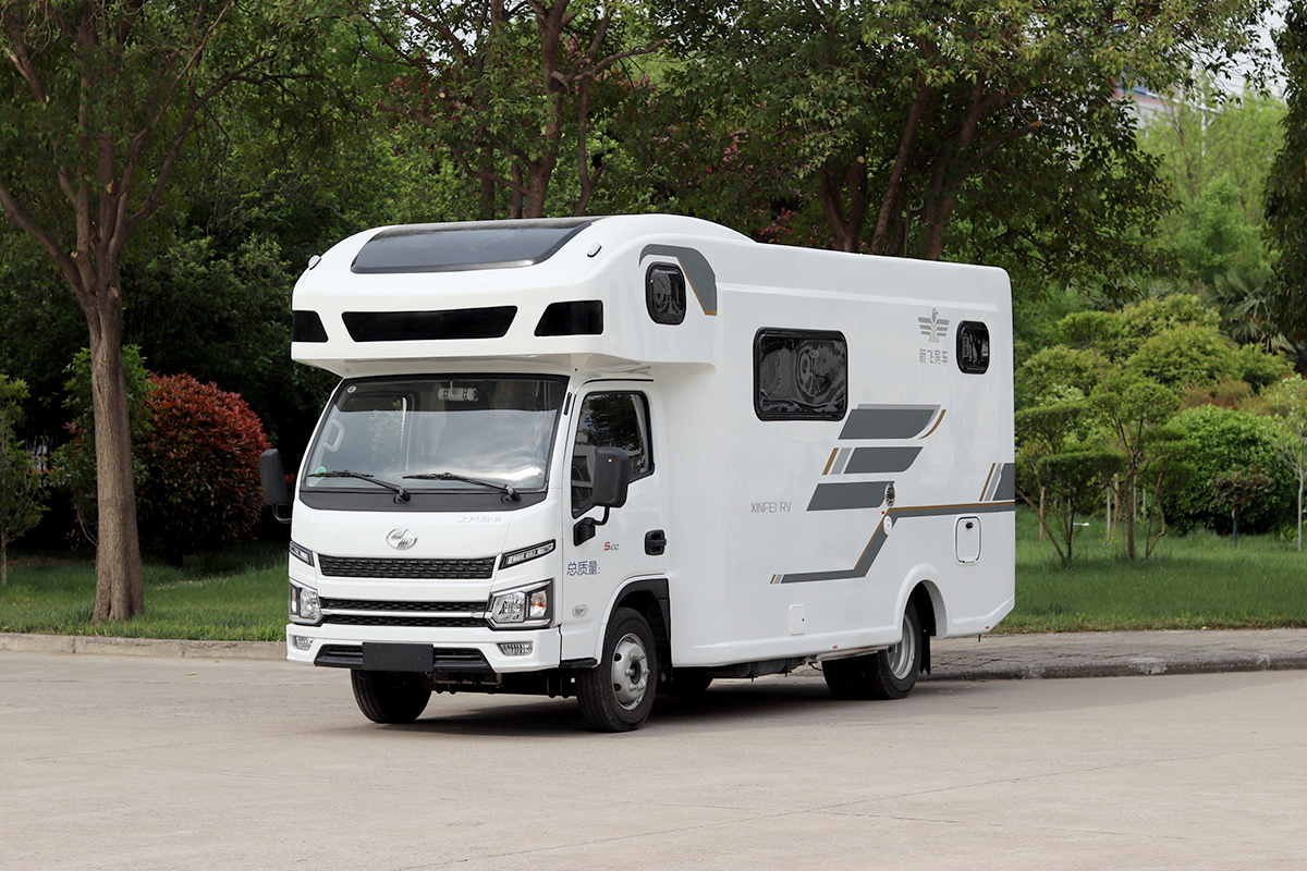 新底盘价格更亲民20万就能买到大空间平头轻卡房车新飞s100