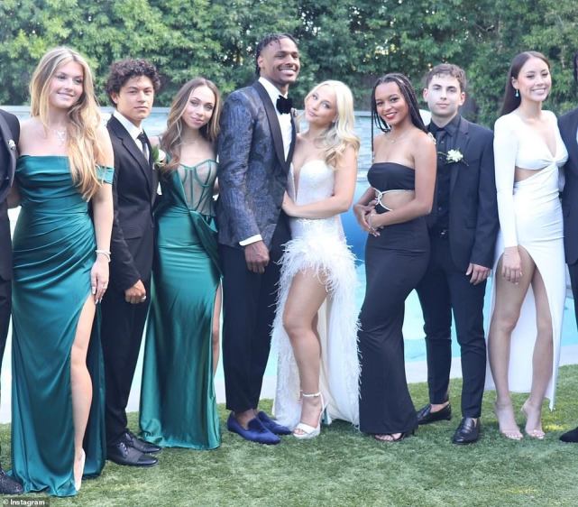 勒布朗·詹姆斯17岁儿子华丽亮相舞会，因舞伴是白人女孩，遭抨击休闲区蓝鸢梦想 - Www.slyday.coM