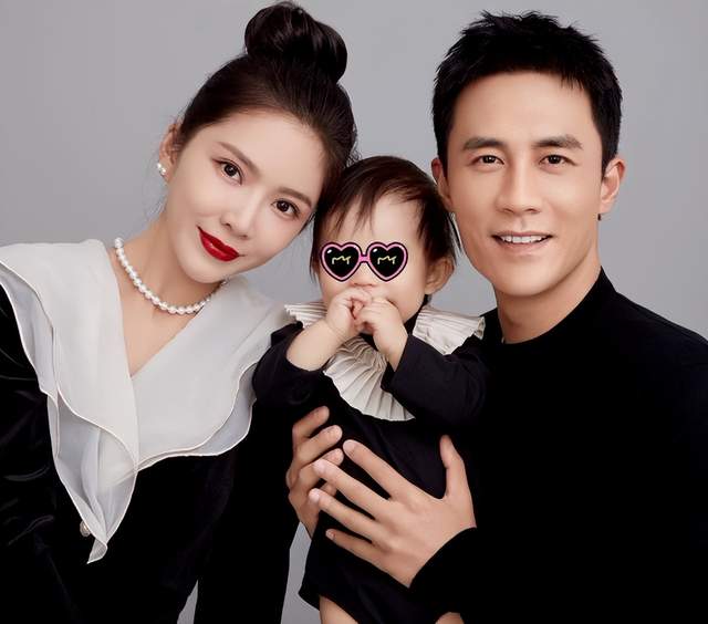 杜淳回家陪妻女过520,王灿晒一家三口秀幸福,夫妻穿情侣装好甜休闲区蓝鸢梦想 - Www.slyday.coM 杜淳回家陪妻女过520,王灿晒一家三口秀幸福,夫妻穿情侣装好甜休闲区蓝鸢梦想 - Www.slyday.coM