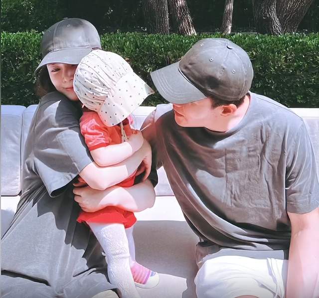 杜淳回家陪妻女过520,王灿晒一家三口秀幸福,夫妻穿情侣装好甜休闲区蓝鸢梦想 - Www.slyday.coM 杜淳回家陪妻女过520,王灿晒一家三口秀幸福,夫妻穿情侣装好甜休闲区蓝鸢梦想 - Www.slyday.coM