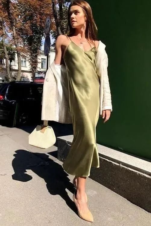 看了这些吊带裙穿搭,才知道什么叫“藏在骨子里的优雅”,太美了休闲区蓝鸢梦想 - Www.slyday.coM 看了这些吊带裙穿搭,才知道什么叫“藏在骨子里的优雅”,太美了休闲区蓝鸢梦想 - Www.slyday.coM