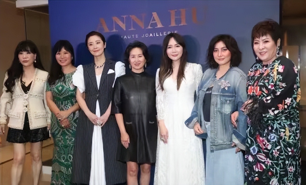 向太有了孙子照样宠孙女520高调晒孙女，穿粉裤继承奶奶美貌超萌休闲区蓝鸢梦想 - Www.slyday.coM