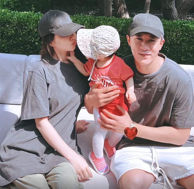 杜淳回家陪妻女过520,王灿晒一家三口秀幸福,夫妻穿情侣装好甜休闲区蓝鸢梦想 - Www.slyday.coM 杜淳回家陪妻女过520,王灿晒一家三口秀幸福,夫妻穿情侣装好甜休闲区蓝鸢梦想 - Www.slyday.coM