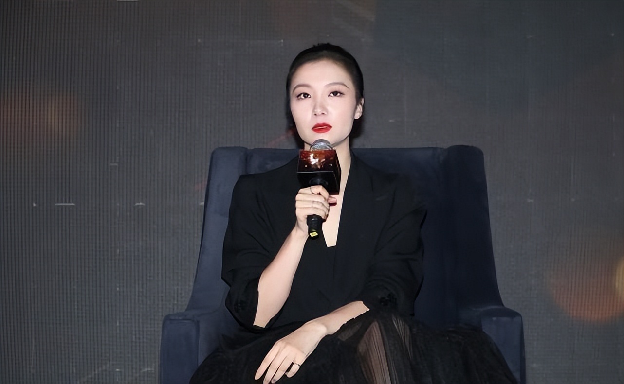 齐溪的白面脸看着不太健康烈焰红唇真惹眼一身西装有气质