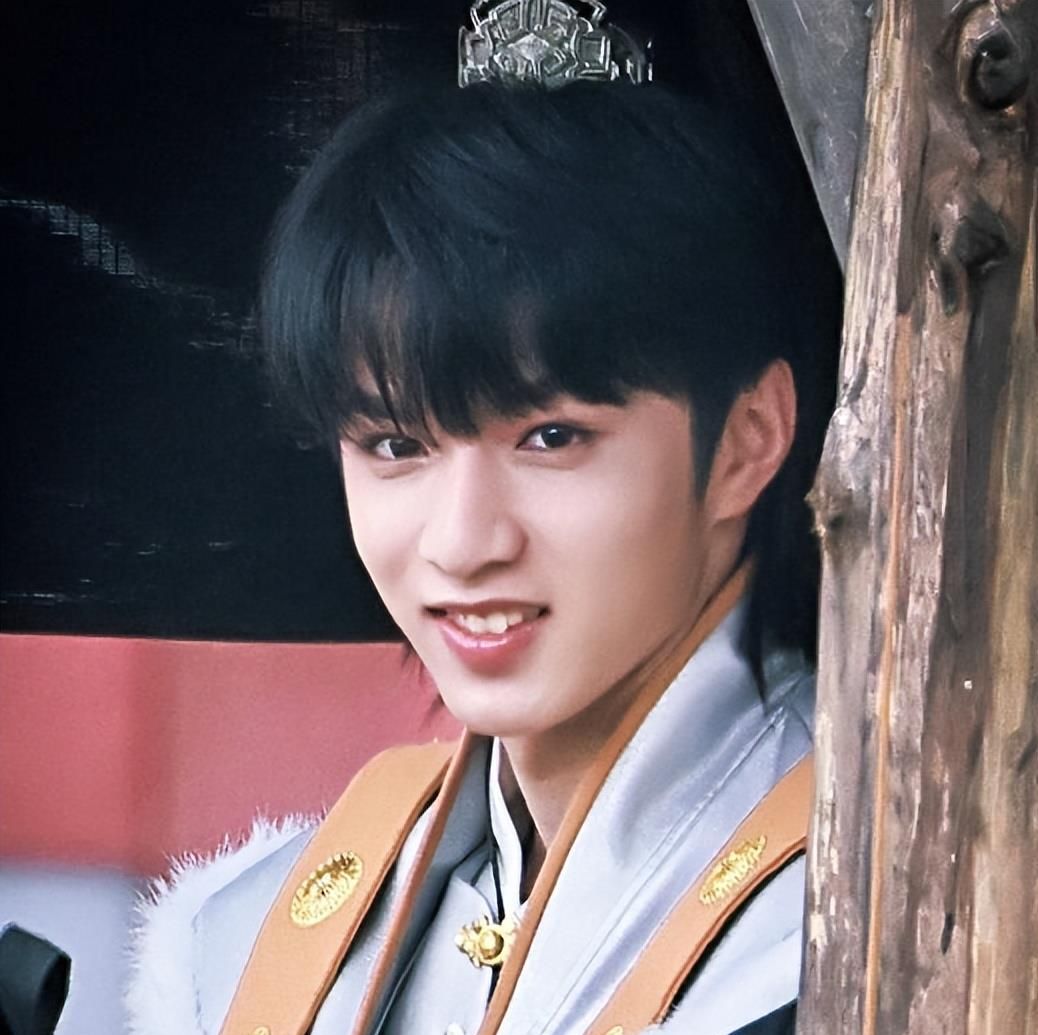 曝《萌探2》刘耀文高马尾路透,眼神犀利将军范足,厚刘海太扎眼|萌探2