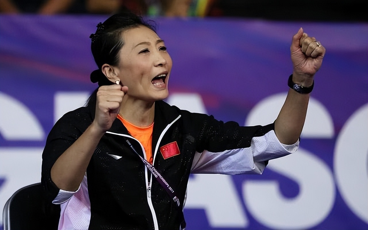 亲吻女儿超温馨,曾两度任国羽女单主帅|张宁|女单|国羽_新浪新闻